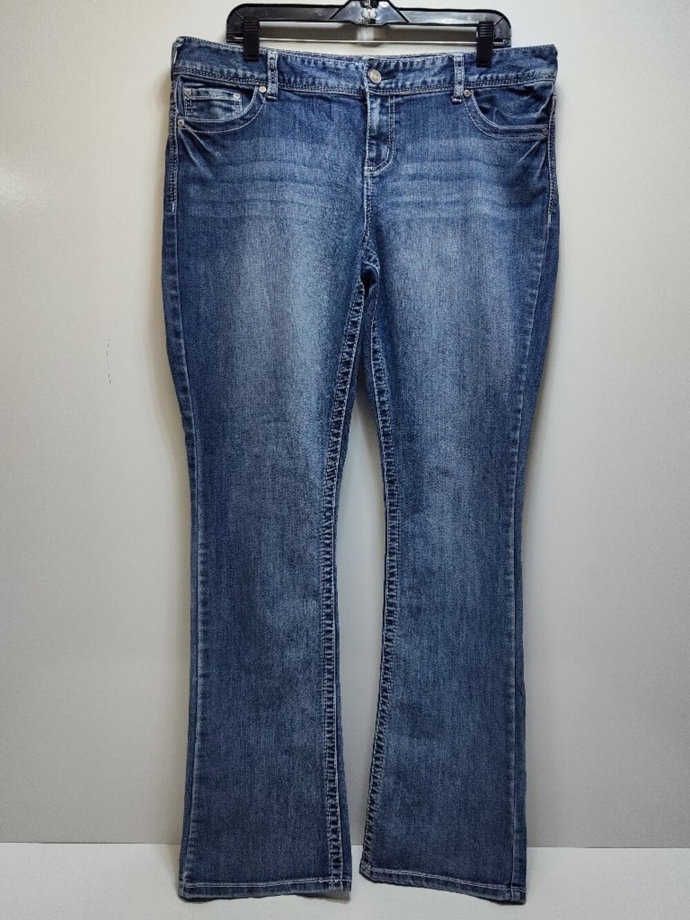 Maurices Womens 15/16 Long Bootcut Blue Jeans Faded Detailing Embroidered VGC